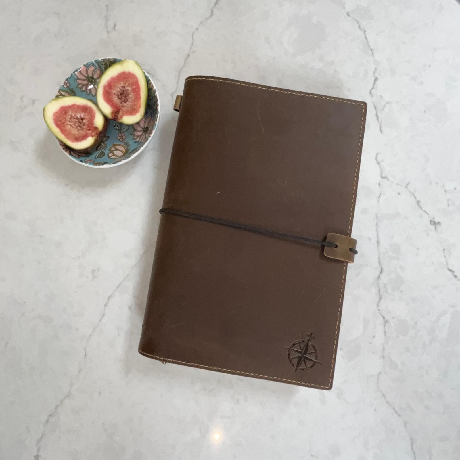 Damit keine Erinnerung verlorengeht: Wanderings A5 Travelers Notebook mit Fächern – Echtes Leder Journal, 6" x8,5/15 x 22cm Nachfüllbares Reisetagebuch, um alle Abenteuer des Lebens festzuhalten, 120 GSM Blanko Einlagen