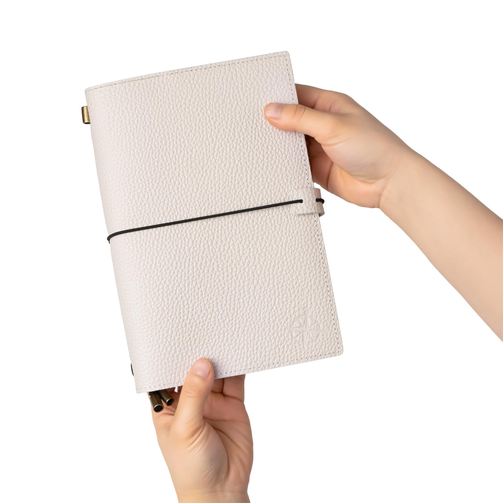 Damit keine Erinnerung verlorengeht: Wanderings A5 Travelers Notebook mit Fächern – Echtes Leder Journal, 6" x8,5/15 x 22cm Nachfüllbares Reisetagebuch, um alle Abenteuer des Lebens festzuhalten, 120 GSM Blanko Einlagen