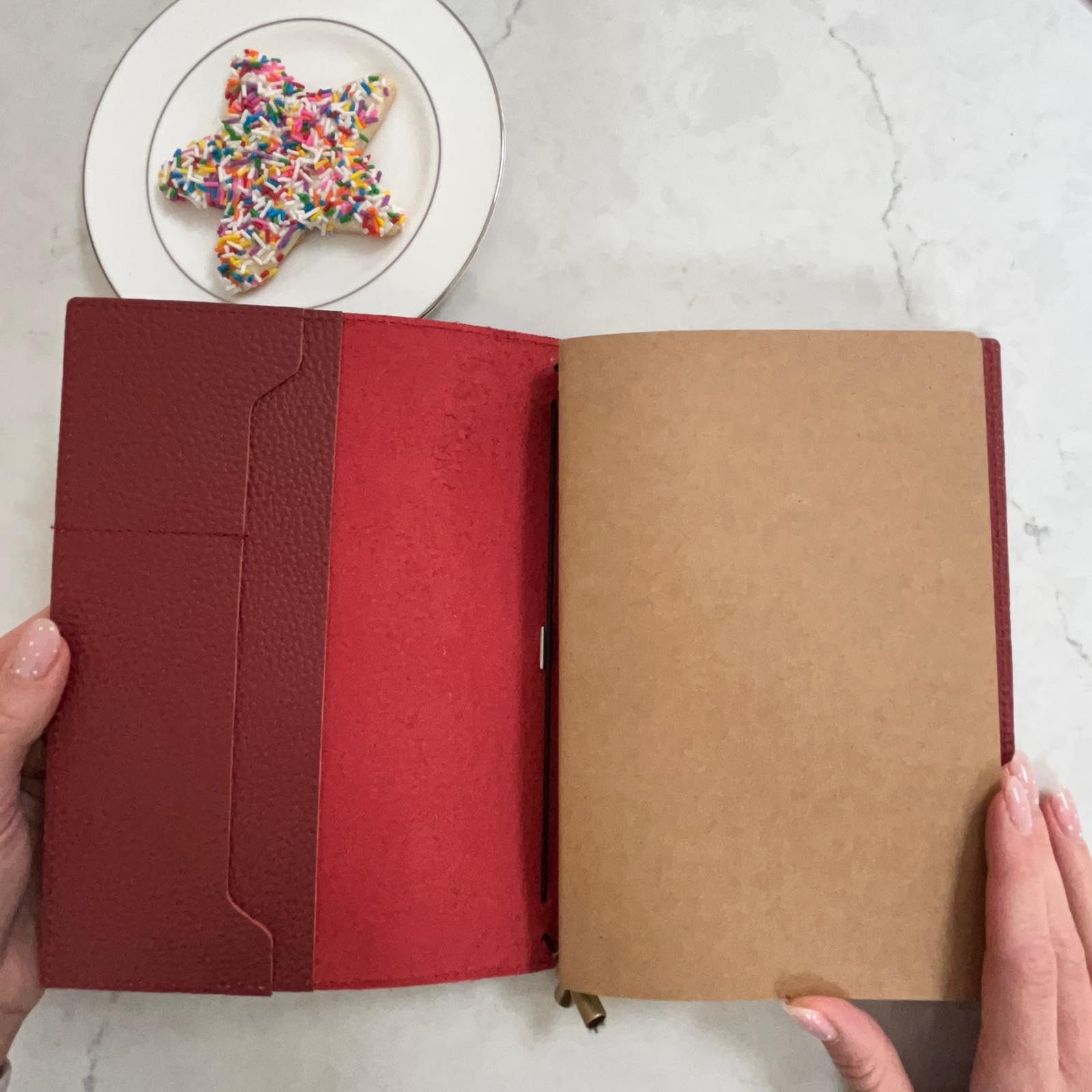 Damit keine Erinnerung verlorengeht: Wanderings A5 Travelers Notebook mit Fächern – Echtes Leder Journal, 6" x8,5/15 x 22cm Nachfüllbares Reisetagebuch, um alle Abenteuer des Lebens festzuhalten, 120 GSM Blanko Einlagen