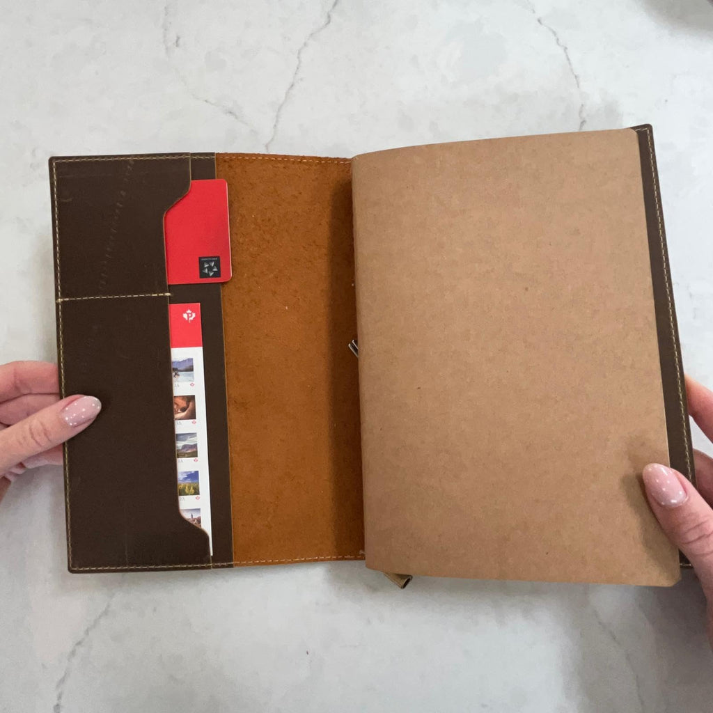 Damit keine Erinnerung verlorengeht: Wanderings A5 Travelers Notebook mit Fächern – Echtes Leder Journal, 6" x8,5/15 x 22cm Nachfüllbares Reisetagebuch, um alle Abenteuer des Lebens festzuhalten, 120 GSM Blanko Einlagen